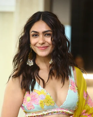 Mrunal Thakur — Film actor